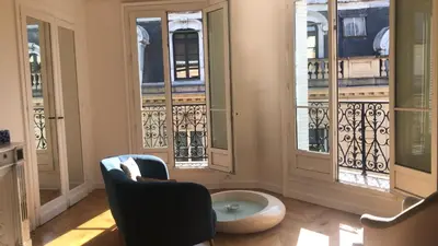 Coin salon dans l'établissement Vue Tour Eiffel et 5 minutes des Champs-Elysees Appartement 2 chambres Paris 16 Etoile