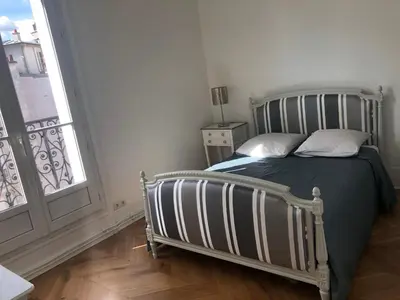 Un ou plusieurs lits dans un hébergement de l'établissement Vue Tour Eiffel et 5 minutes des Champs-Elysees Appartement 2 chambres Paris 16 Etoile