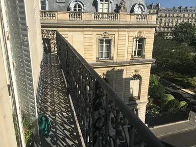 Balcon ou terrasse dans l'établissement Vue Tour Eiffel et 5 minutes des Champs-Elysees Appartement 2 chambres Paris 16 Etoile