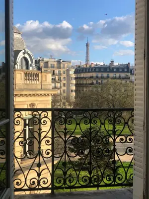 Balcon ou terrasse dans l'établissement Vue Tour Eiffel et 5 minutes des Champs-Elysees Appartement 2 chambres Paris 16 Etoile