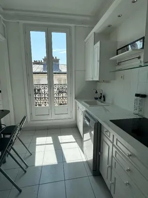 Cuisine ou kitchenette dans l'établissement Vue Tour Eiffel et 5 minutes des Champs-Elysees Appartement 2 chambres Paris 16 Etoile