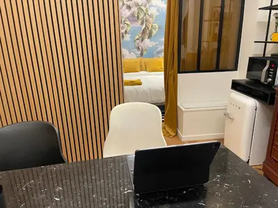 Télévision ou salle de divertissement dans l'établissement Le Loft Bleu La Madeleine - un mini loft design et très central