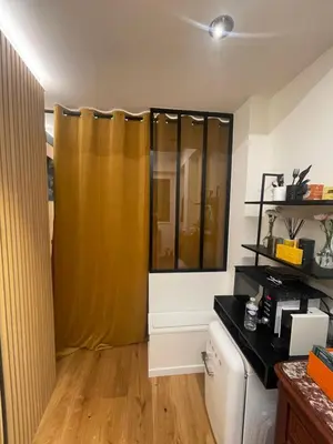 Cuisine ou kitchenette dans l'établissement Le Loft Bleu La Madeleine - un mini loft design et très central
