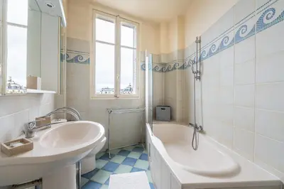 Salle de bains dans l'établissement Champs Elysées I Vue sur Tour Eiffel & Spacieux