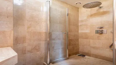 Salle de bains dans l'établissement Spacious 3BD Family Apartment Auteuil