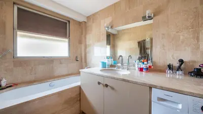 Salle de bains dans l'établissement Spacious 3BD Family Apartment Auteuil