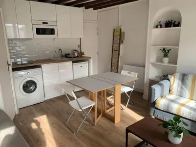 Cuisine ou kitchenette dans l'établissement Studio lumineux, refait à neuf, métro jourdain