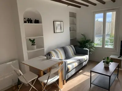 Coin salon dans l'établissement Studio lumineux, refait à neuf, métro jourdain