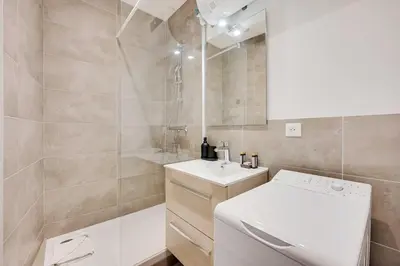 Salle de bains dans l'établissement Cosy apartment - 1BDR-4P - Boulogne Billancourt