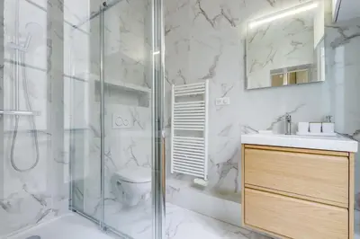 Salle de bains dans l'établissement L'Emeraude - Au coeur de Paris - by Mon Petit Faré