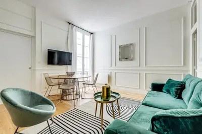 Télévision ou salle de divertissement dans l'établissement L'Emeraude - Au coeur de Paris - by Mon Petit Faré
