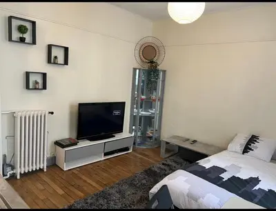 Un ou plusieurs lits dans un hébergement de l'établissement Studio proche Paris, proche meteo 4,13