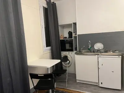 Cuisine ou kitchenette dans l'établissement Studio proche Paris, proche meteo 4,13