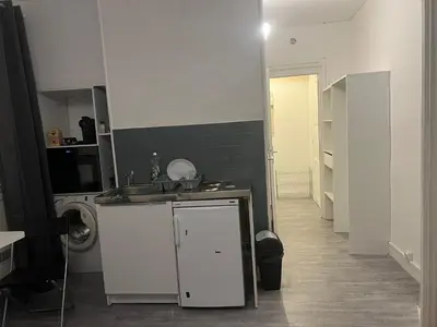 Cuisine ou kitchenette dans l'établissement Studio proche Paris, proche meteo 4,13