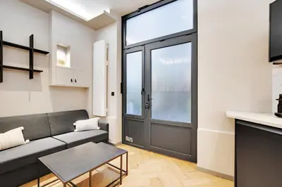 Télévision ou salle de divertissement dans l'établissement Pick A Flat's apartment in Champs-Elysées - Rue Marbeuf