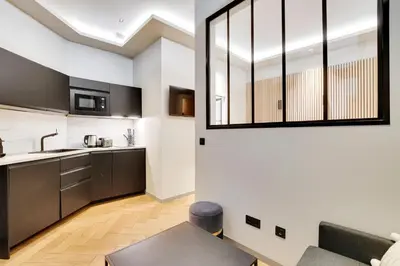 Cuisine ou kitchenette dans l'établissement Pick A Flat's apartment in Champs-Elysées - Rue Marbeuf