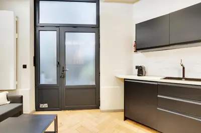 Cuisine ou kitchenette dans l'établissement Pick A Flat's apartment in Champs-Elysées - Rue Marbeuf