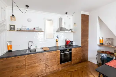 Cuisine ou kitchenette dans l'établissement Appartement contemporain rénové dans le centre de Paris