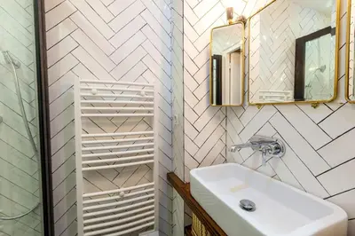 Salle de bains dans l'établissement Appartement contemporain rénové dans le centre de Paris