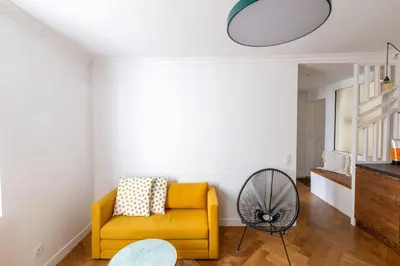 Coin salon dans l'établissement Appartement contemporain rénové dans le centre de Paris