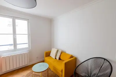 Coin salon dans l'établissement Appartement contemporain rénové dans le centre de Paris