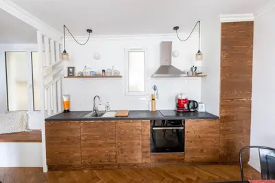 Cuisine ou kitchenette dans l'établissement Appartement contemporain rénové dans le centre de Paris