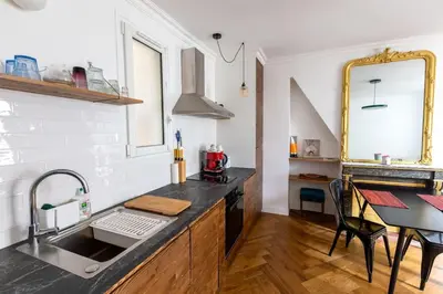 Cuisine ou kitchenette dans l'établissement Appartement contemporain rénové dans le centre de Paris