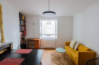 Coin salon dans l'établissement Appartement contemporain rénové dans le centre de Paris