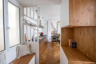 Coin salon dans l'établissement Appartement contemporain rénové dans le centre de Paris