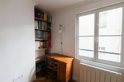 Bibliothèque dans l'appartement