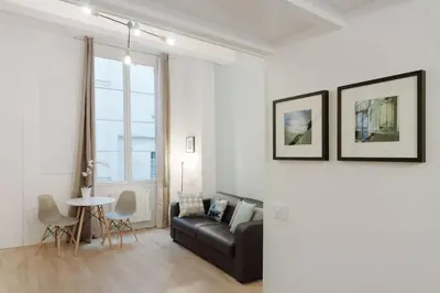 Coin salon dans l'établissement Appartement avec beaux volumes cœur du MARAIS