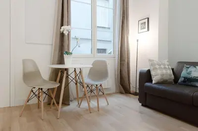 Coin salon dans l'établissement Appartement avec beaux volumes cœur du MARAIS