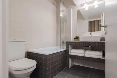 Salle de bains dans l'établissement Appartement avec beaux volumes cœur du MARAIS