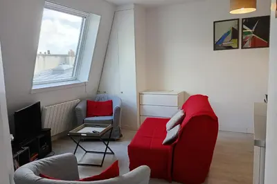 Coin salon dans l'établissement Charming 2 rooms in front of the Square Montholon
