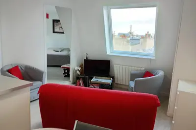Coin salon dans l'établissement Charming 2 rooms in front of the Square Montholon