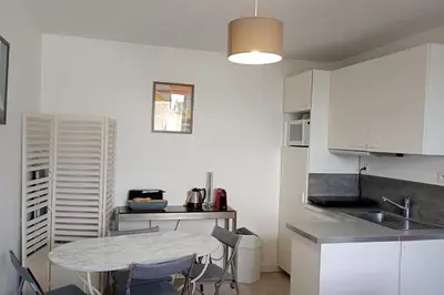 Cuisine ou kitchenette dans l'établissement Charming 2 rooms in front of the Square Montholon