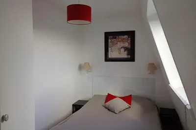 Un ou plusieurs lits dans un hébergement de l'établissement Charming 2 rooms in front of the Square Montholon