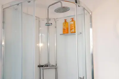 Salle de bains dans l'établissement Charming 2 rooms in front of the Square Montholon