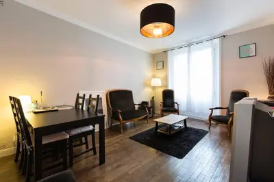 Coin salon dans l'établissement Flamboyant Lutèce - Élégance Parisienne au Cœur de la Ville