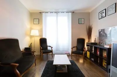 Télévision ou salle de divertissement dans l'établissement Flamboyant Lutèce - Élégance Parisienne au Cœur de la Ville
