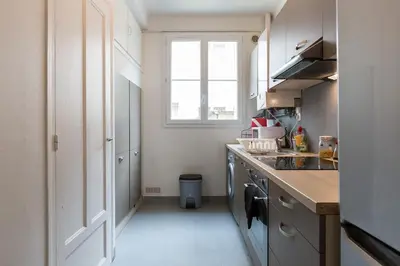 Cuisine ou kitchenette dans l'établissement Flamboyant Lutèce - Élégance Parisienne au Cœur de la Ville