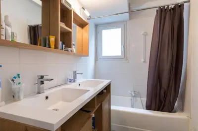 Salle de bains dans l'établissement Flamboyant Lutèce - Élégance Parisienne au Cœur de la Ville