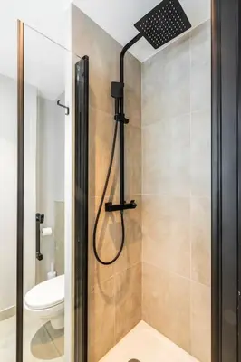 Salle de bains dans l'établissement Studio au centre de Paris - Musée Grévin - II