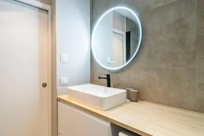 Salle de bains dans l'établissement Studio au centre de Paris - Musée Grévin - II