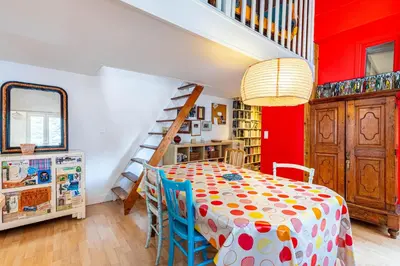 Un ou plusieurs lits dans un hébergement de l'établissement GuestReady - Loft Élégant pour Deux avec Bureau