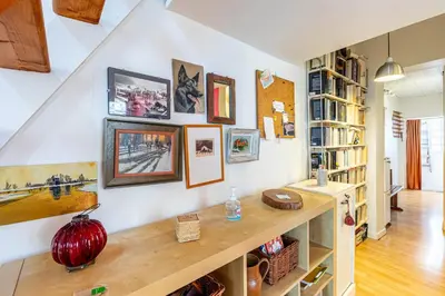 Bibliothèque dans l'appartement