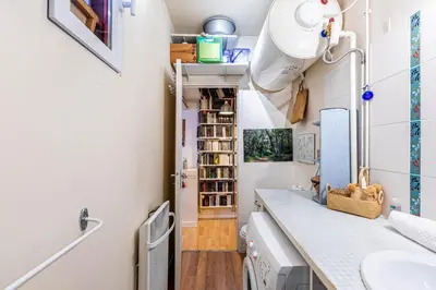 Un ou plusieurs lits dans un hébergement de l'établissement GuestReady - Loft Élégant pour Deux avec Bureau