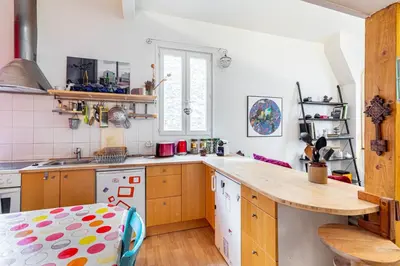 Cuisine ou kitchenette dans l'établissement GuestReady - Loft Élégant pour Deux avec Bureau