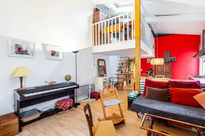 Un ou plusieurs lits dans un hébergement de l'établissement GuestReady - Loft Élégant pour Deux avec Bureau