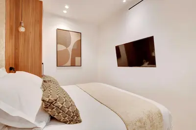 Télévision ou salle de divertissement dans l'établissement Elegant apartment with AC -2BR-6P- le Marais